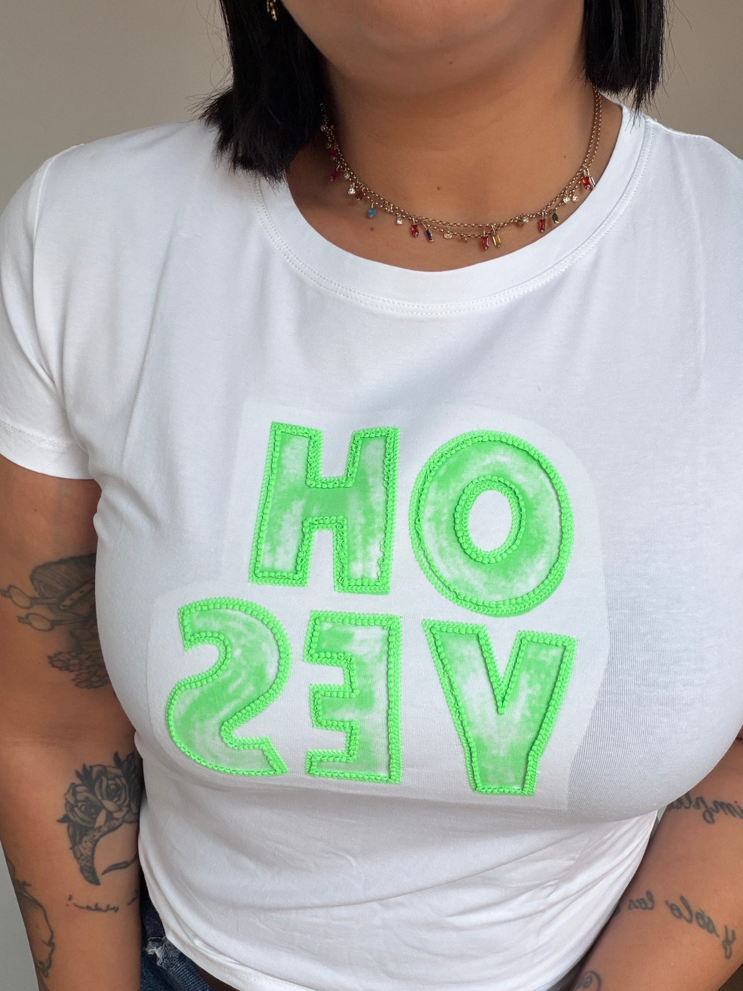 detalle-estampado-oh-yes-verde-fluor-camiseta-algodon