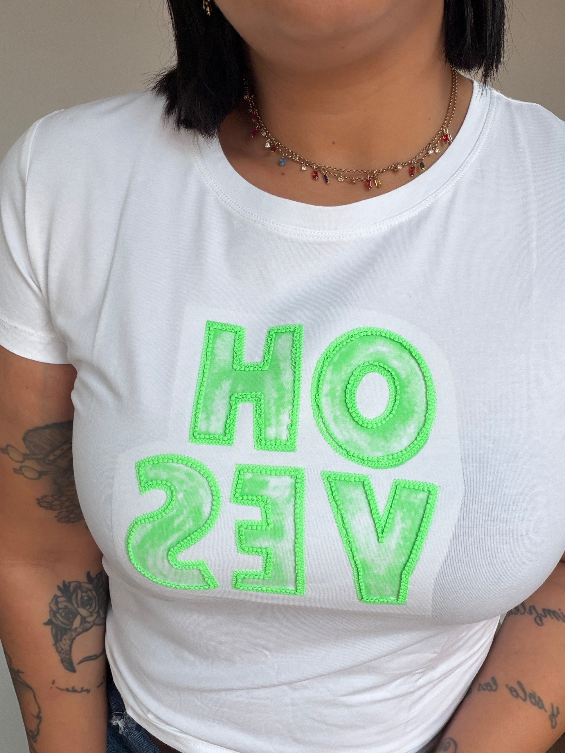 detalle-estampado-oh-yes-verde-fluor-camiseta-algodon