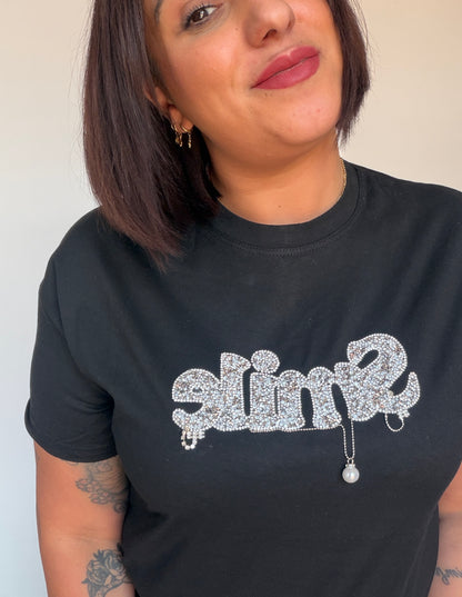 Detalle de las letras brillantes Smile sobre fondo de camiseta negra de algodón Meknes