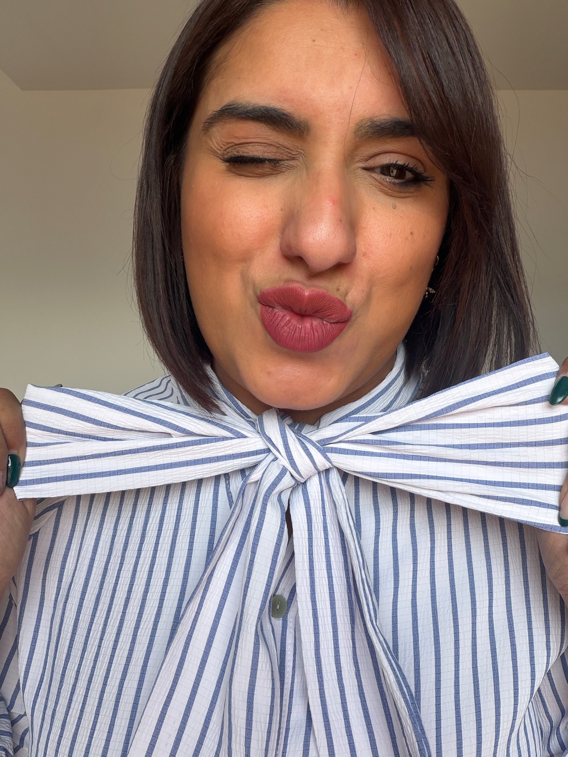 Primer plano del nudo de la lazada y calidad del tejido de la camisa