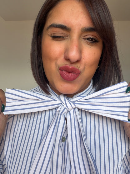 Primer plano del nudo de la lazada y calidad del tejido de la camisa