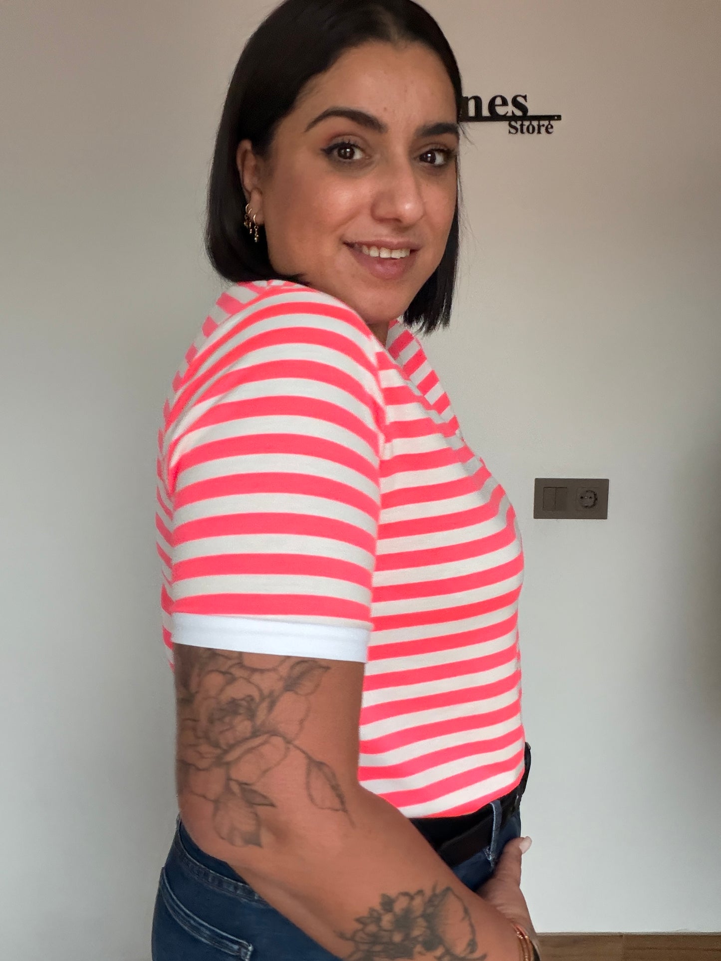 detalle-manga-corta-blanca-camiseta-rayas-fluor