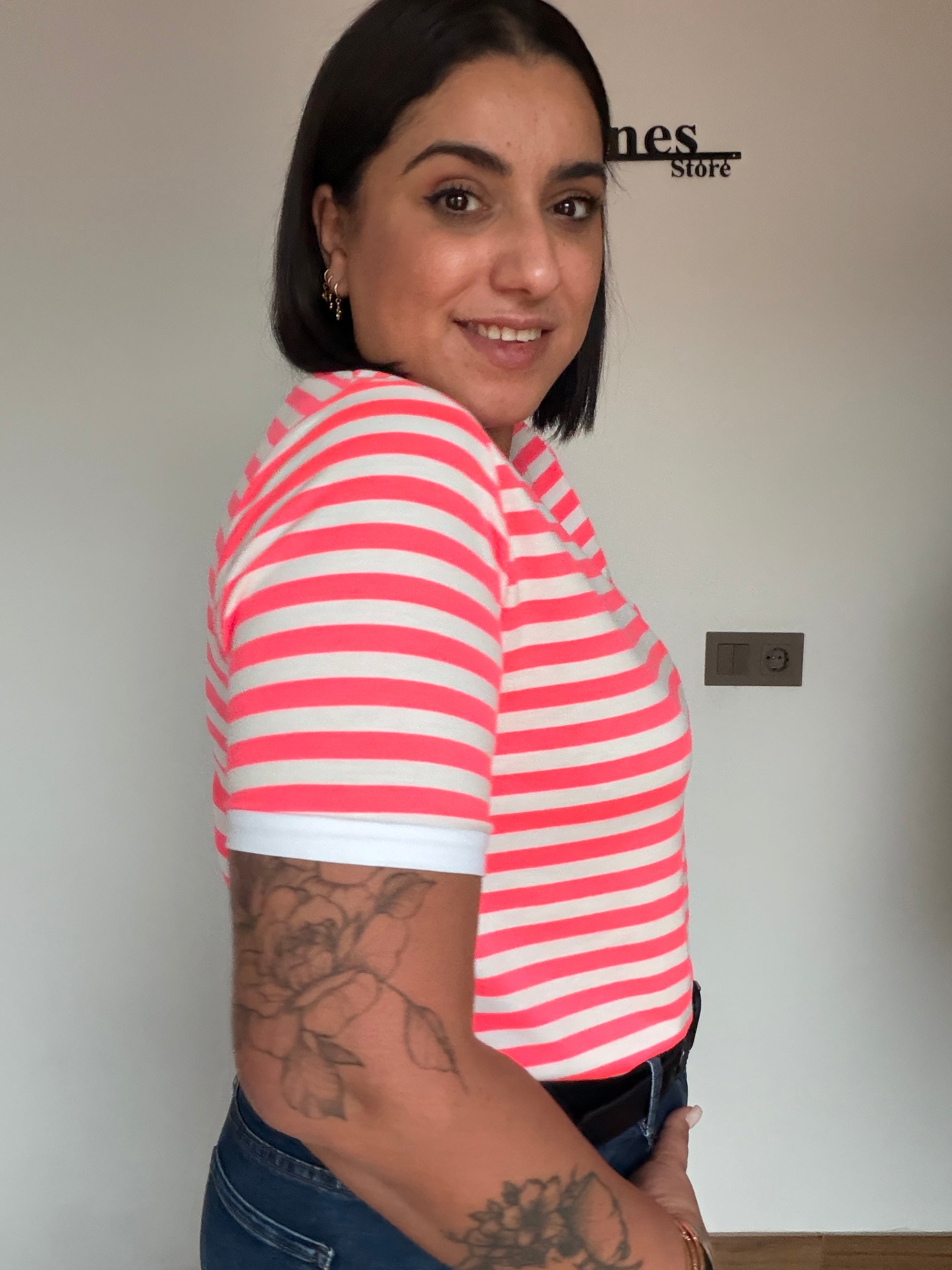 detalle-manga-corta-blanca-camiseta-rayas-fluor