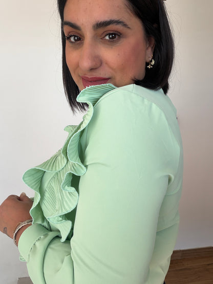 Vista lateral de la blazer París mostrando el detalle de la manga fruncida