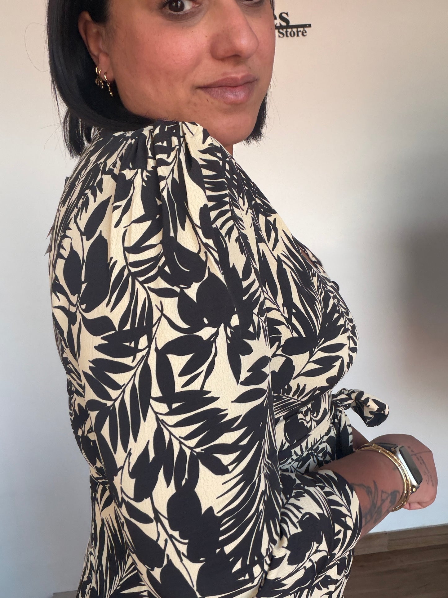 Primer plano del detalle de volumen en hombro y manga 3/4 del vestido