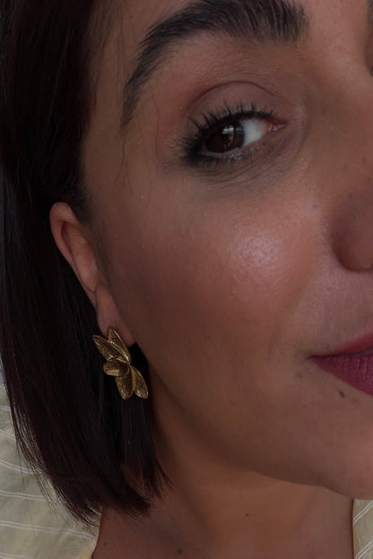 Primer plano de pendientes con forma de flor joyería resistente al agua