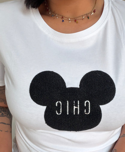 detalle-textura-relieve-mickey-mouse-chic-camiseta-blanca