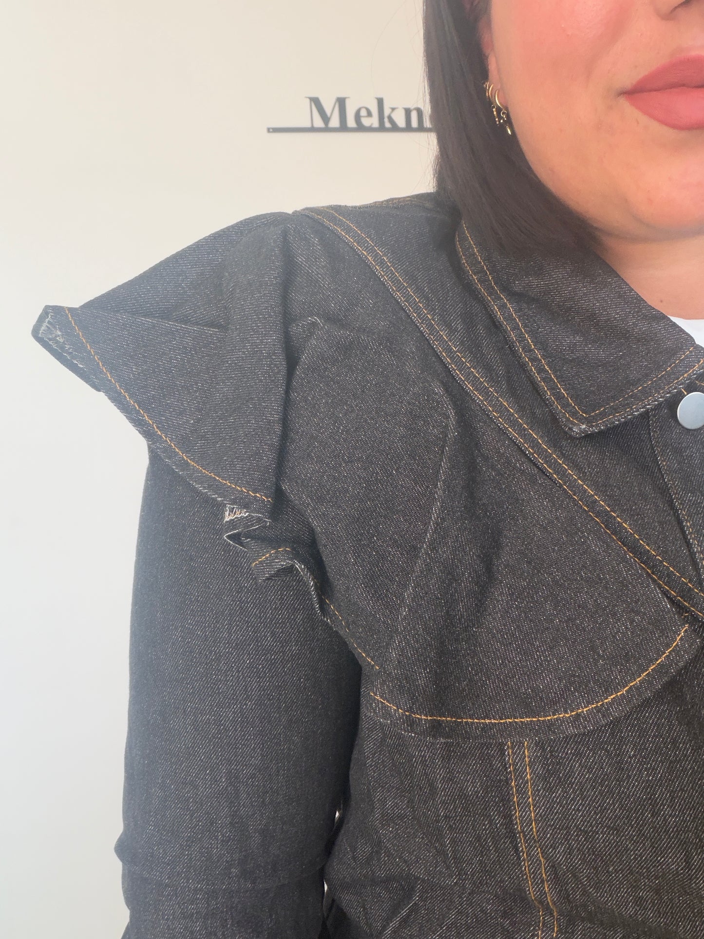 Primer plano del volante en el hombro y costuras en contraste de cazadora vaquera Spring