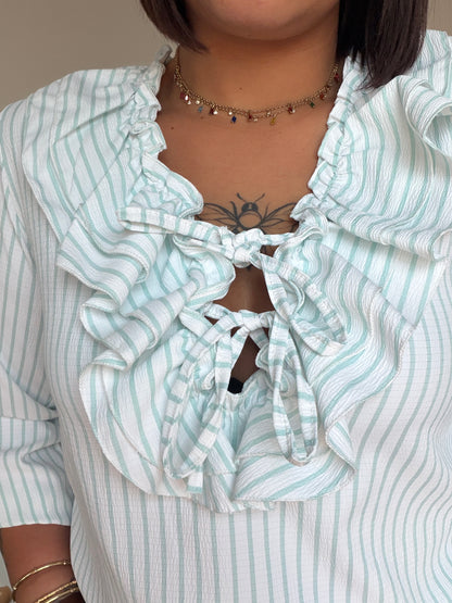 Primer plano del escote con volantes y cordón ajustable de la blusa Boheme verde