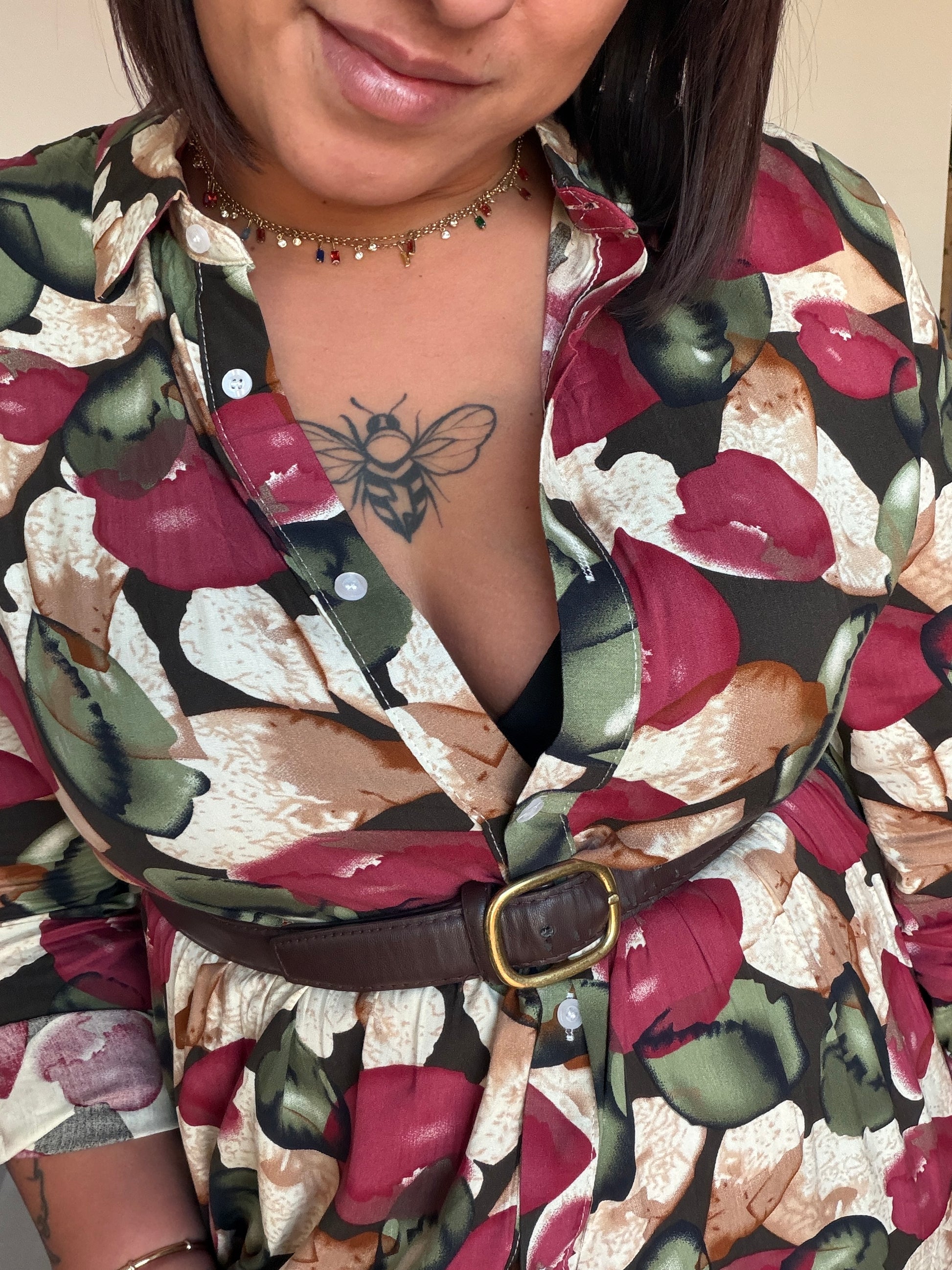 Primer plano del escote y botones del vestido midi floral de Meknes Store