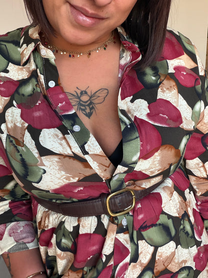 Primer plano del escote y botones del vestido midi floral de Meknes Store