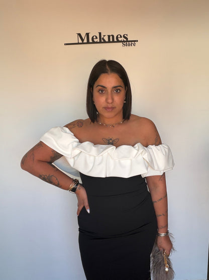 Vestido de invitada bicolor blanco y negro de corte midi con escote de hombros descubiertos