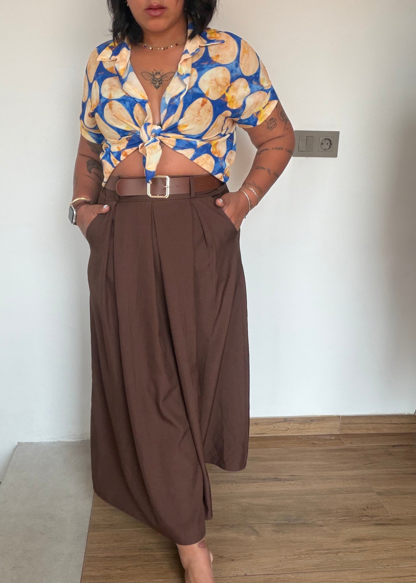 Falda Midi Chocolate marrón con Blusa Lemon azul anudada — Meknes Store