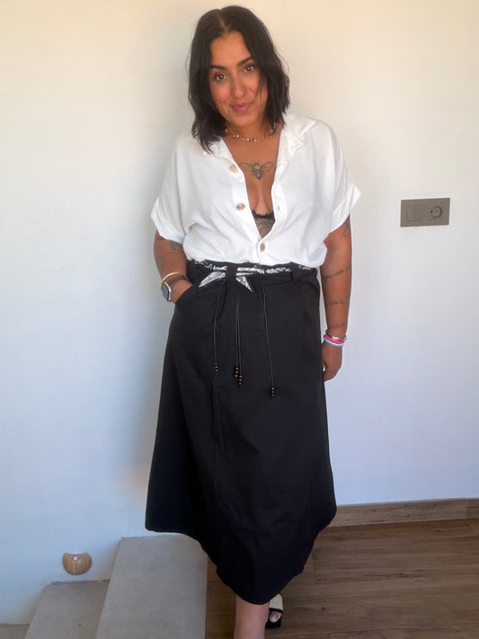 Falda Nómada negra midi con camisa blanca oversized — Meknes Store