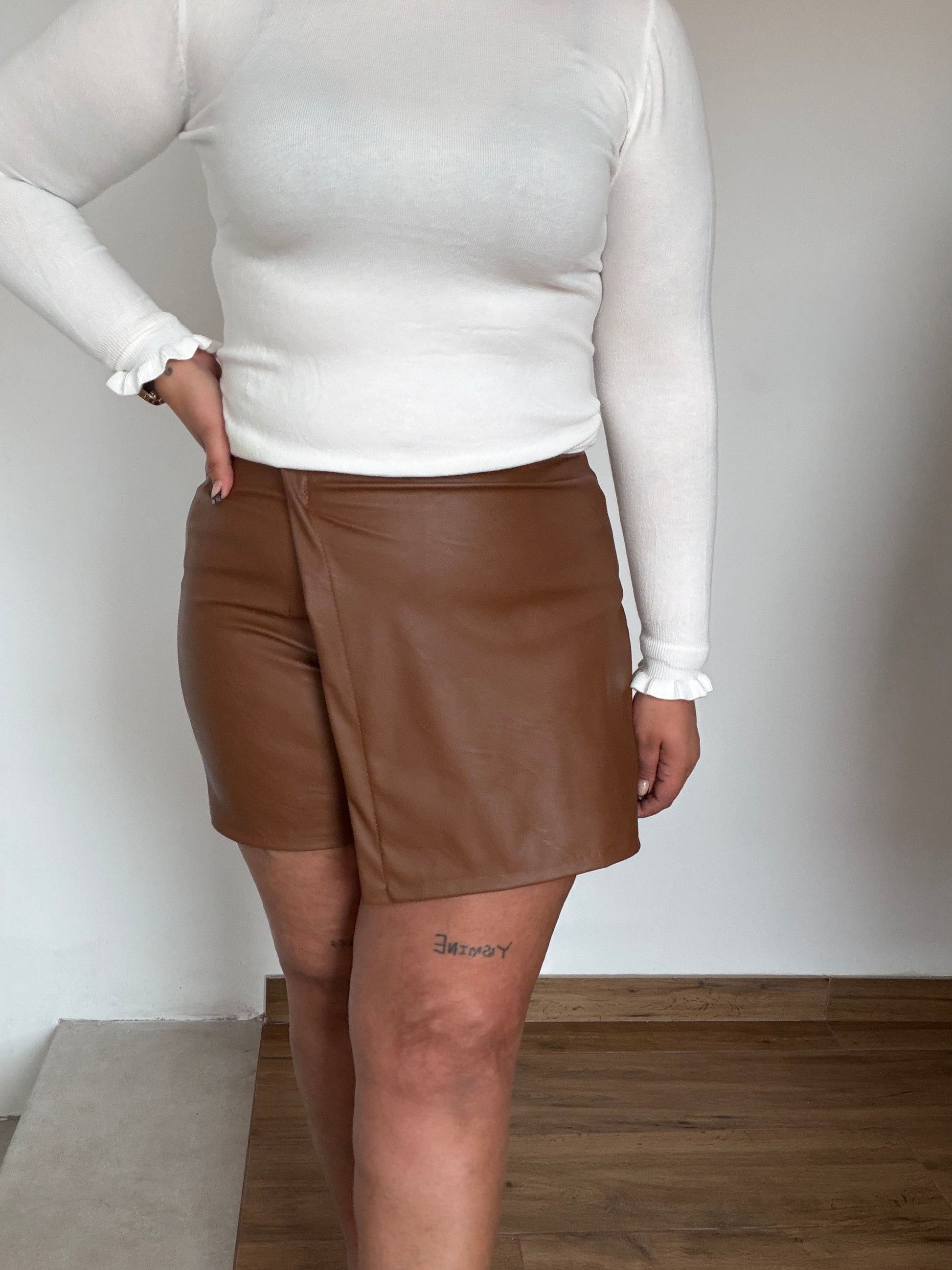 falda-pantalón-ajuste-trasero-polipiel-comoda