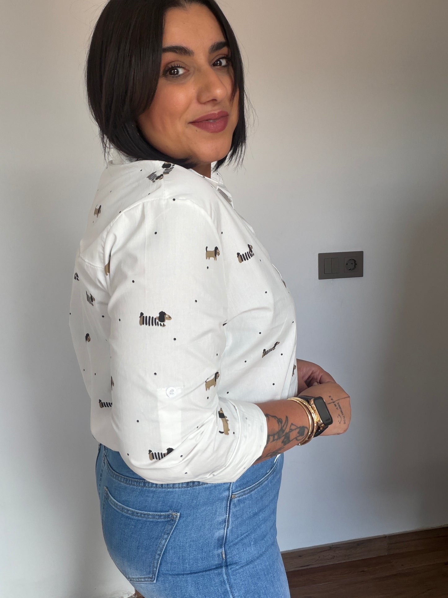 Vista lateral camisa mujer corte fluido estampado perros, ideal para look casual o oficina