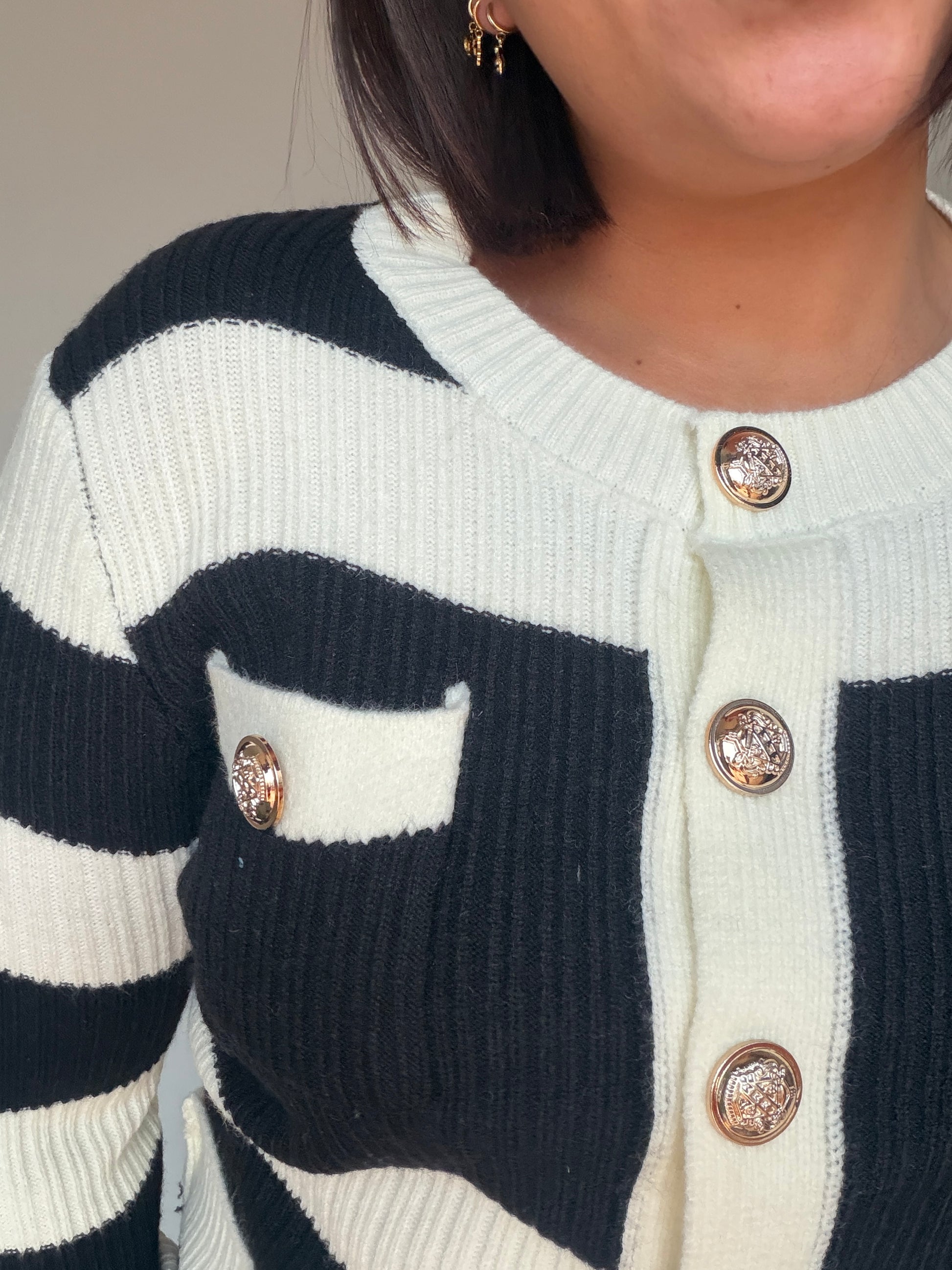 Chaqueta marinera de punto puesta look casual elegante mujer primer plano