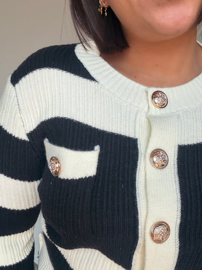 Chaqueta marinera de punto puesta look casual elegante mujer primer plano