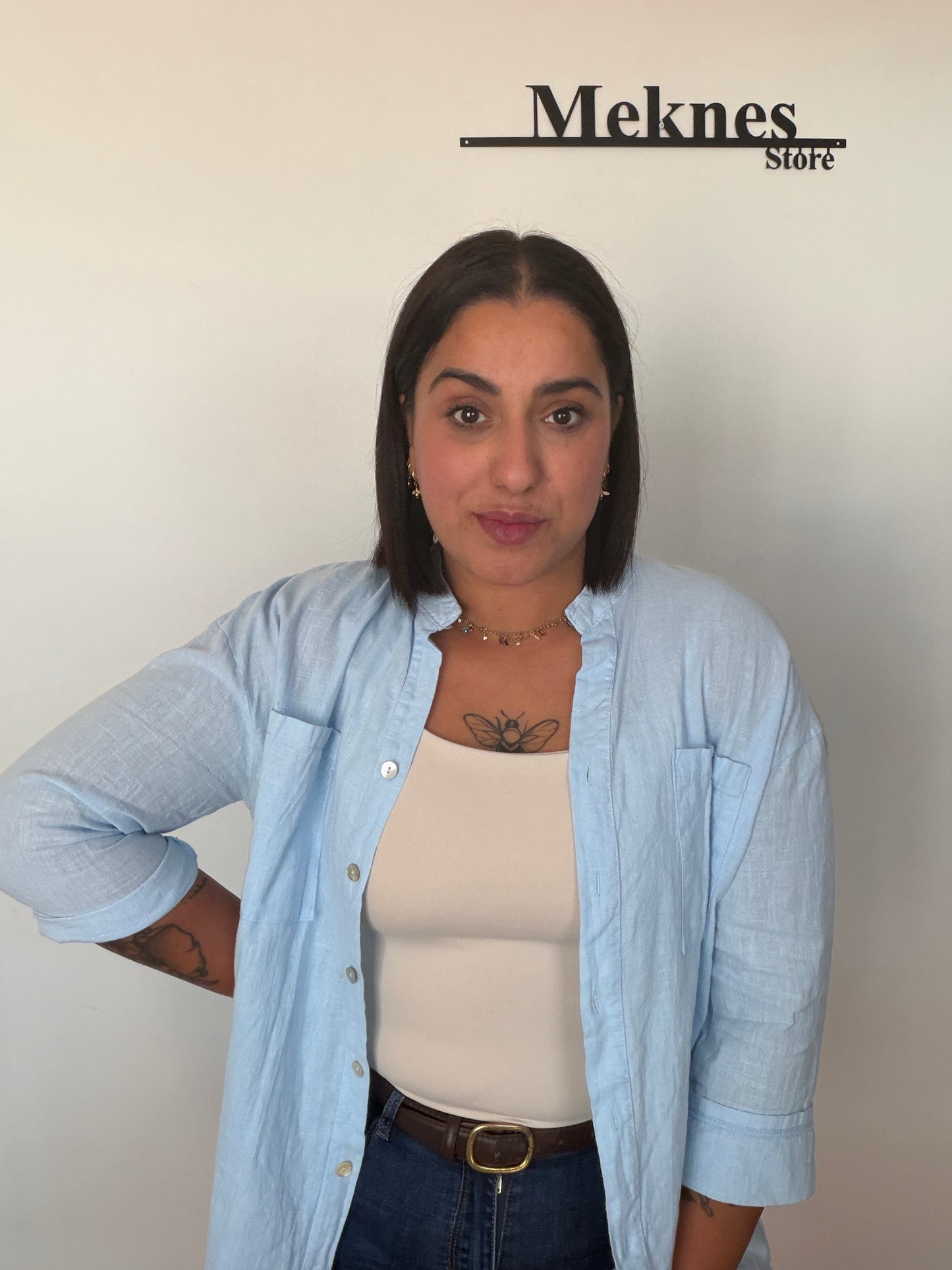 Outfit básico de diario con sobrecamisa de lino azul y top blanco ajustado