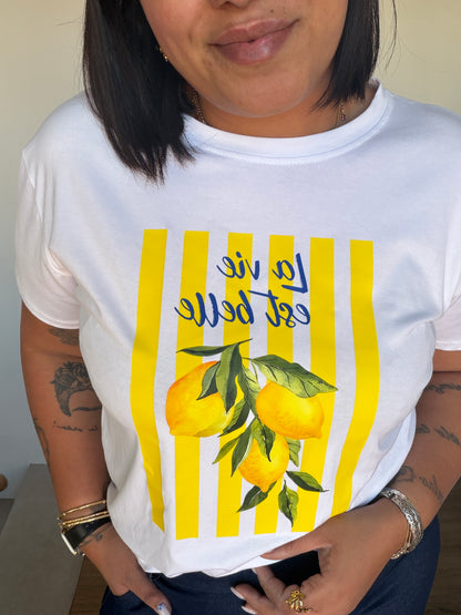 Outfit casual de mujer con camiseta blanca estampada de rayas amarillas y limones