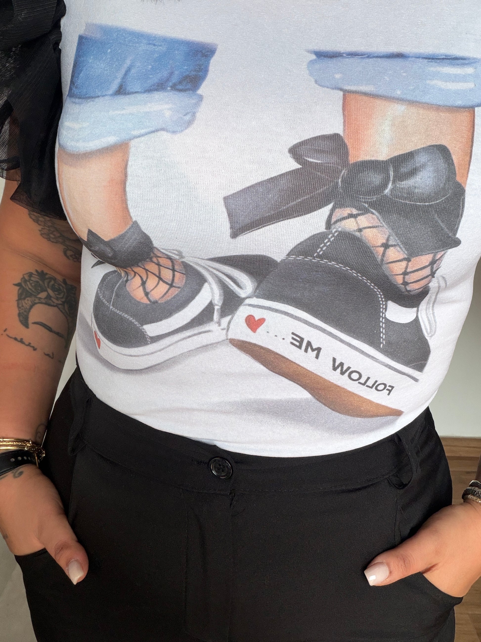 look-casual-chic-camiseta-mangas-transparentes