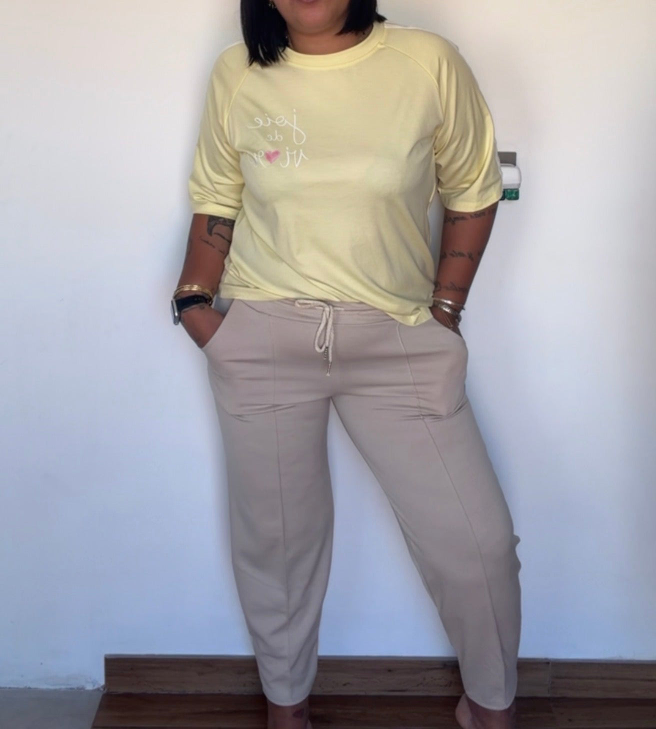 Outfit casual de mujer con pantalón jogger beige estructurado y camiseta gráfica amarilla