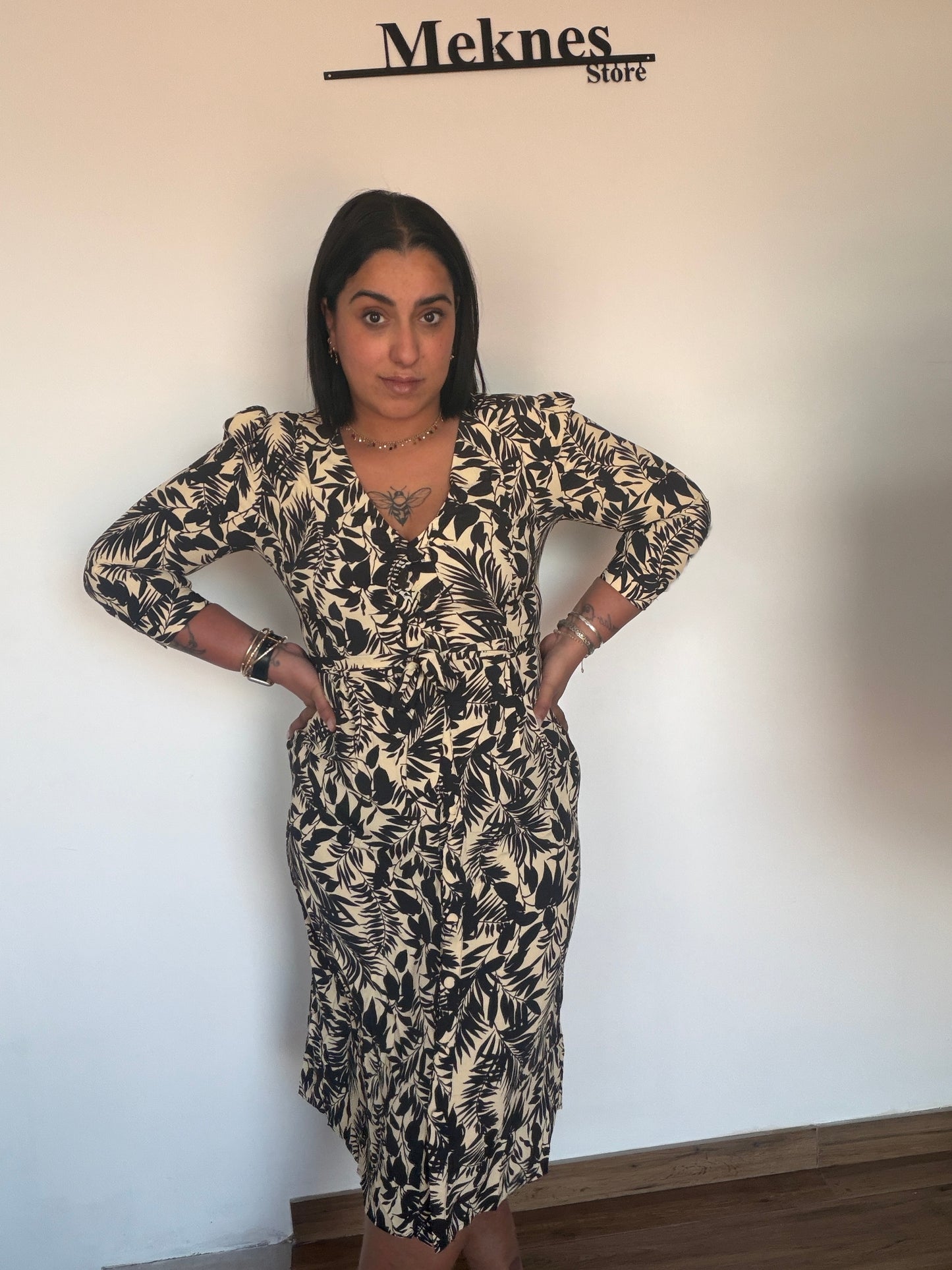 Outfit completo con vestido midi estampado y abertura frontal en la pierna