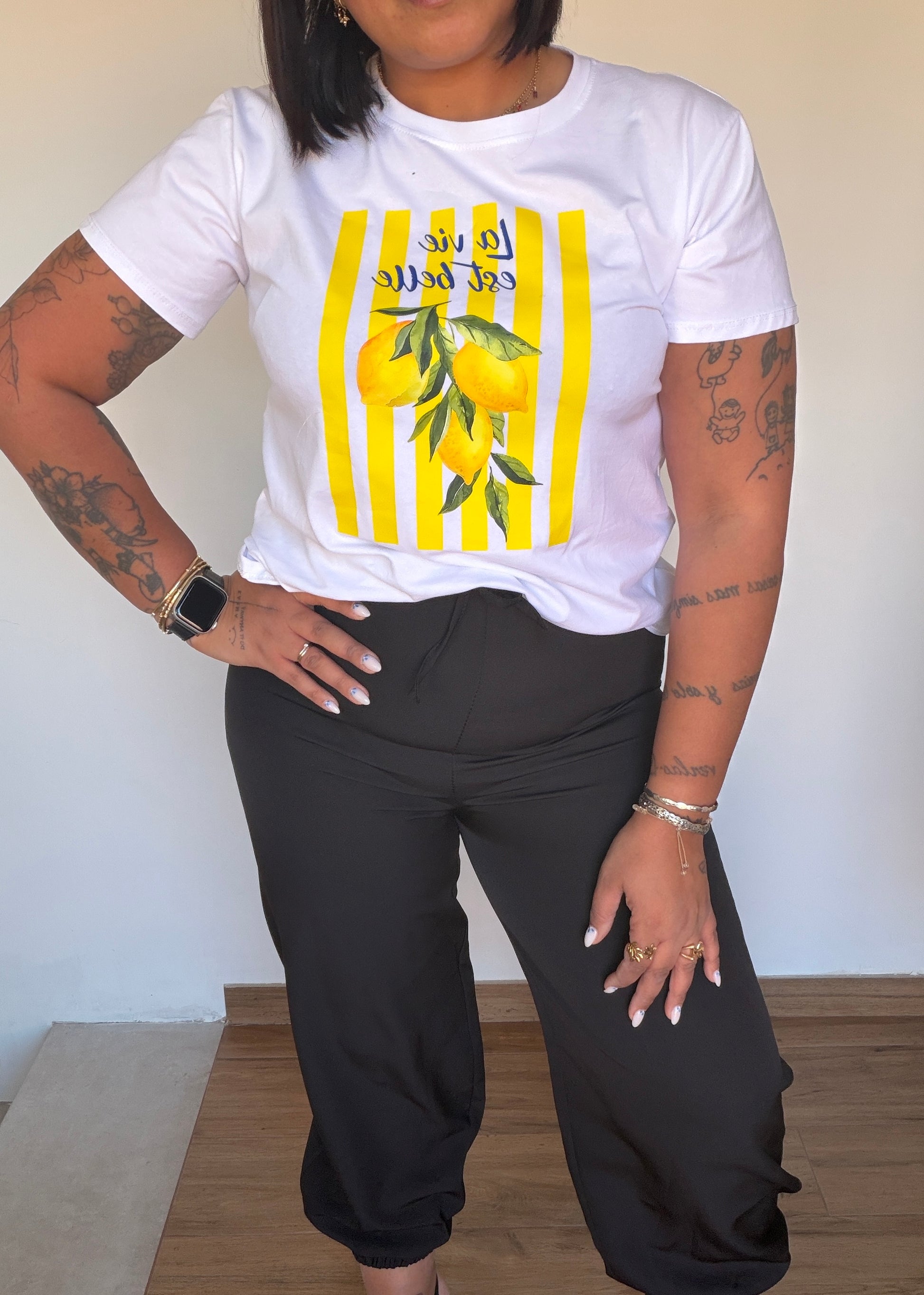 Mujer luciendo pantalón capri fluido negro de tiro alto con diseño abullonado