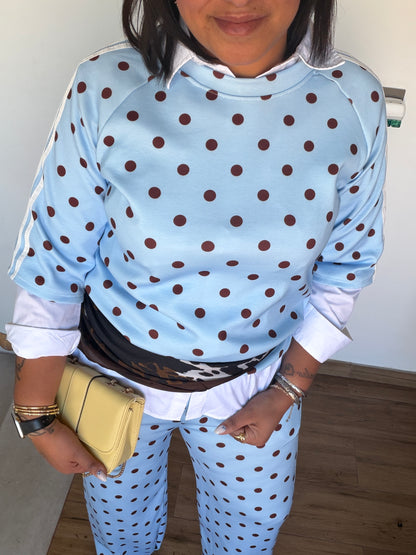 Outfit casual chic con conjunto fluido de lunares y bolso de mano amarillo