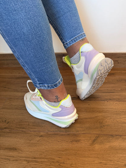 Outfit de primavera con zapatillas multi-color y vaqueros ajustados Meknes