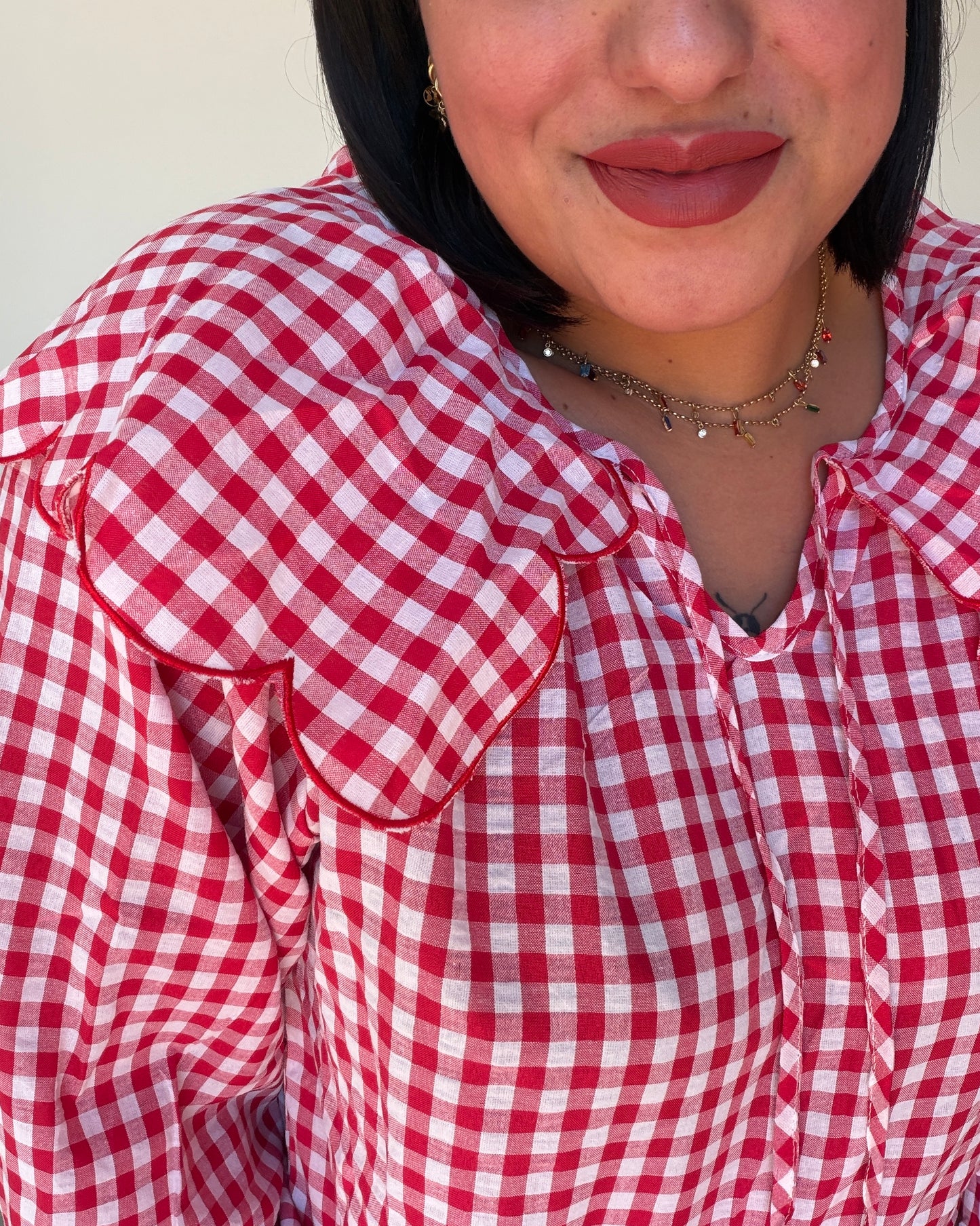 Manga con volumen y puño elástico fruncido en blusa de cuadros vichy rojo