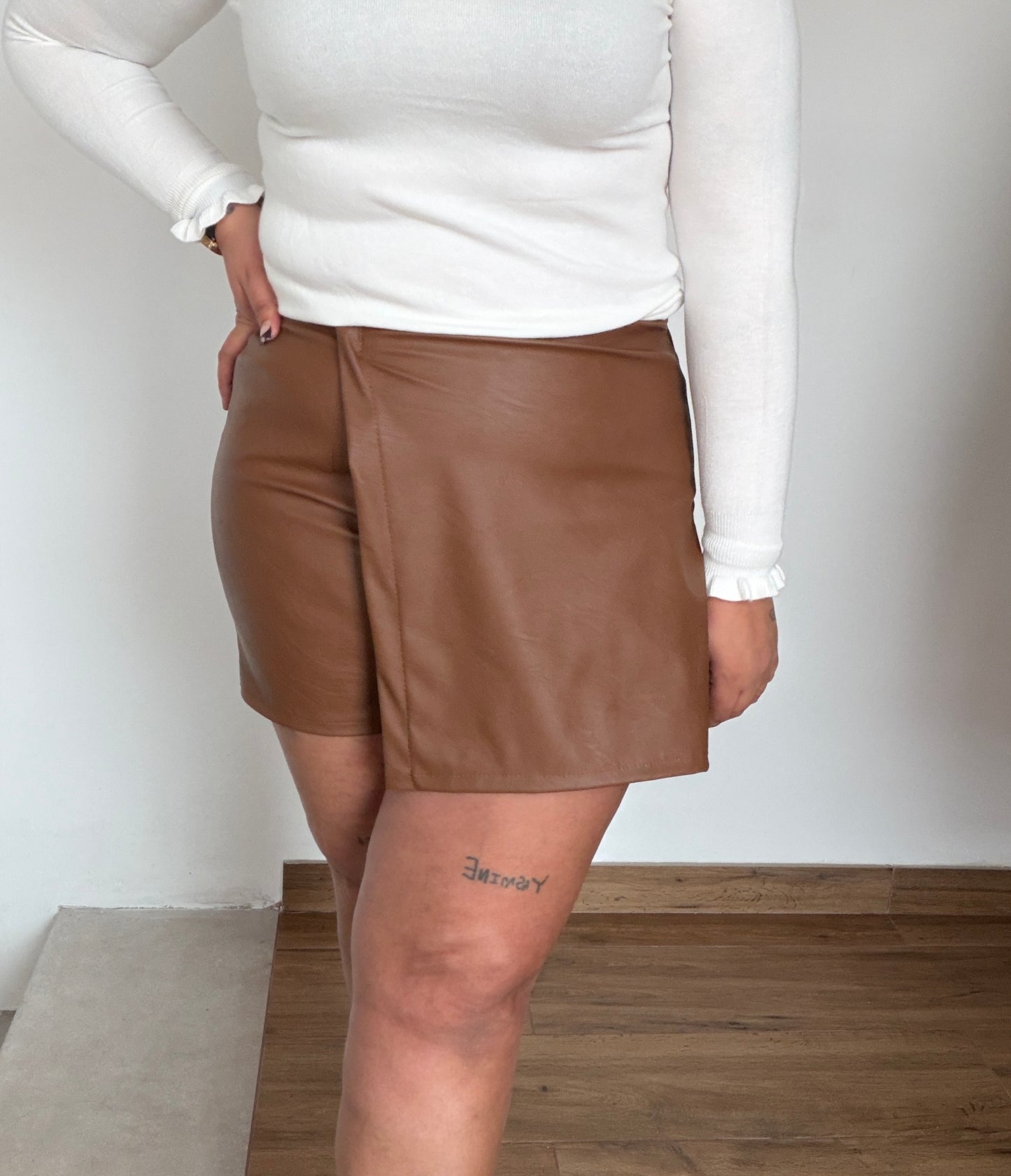 minifalda-pantalón-marrón-efecto-piel-look-noche