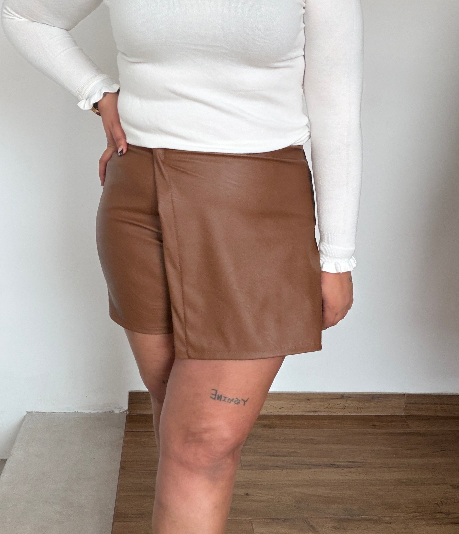 minifalda-pantalón-marrón-efecto-piel-look-noche