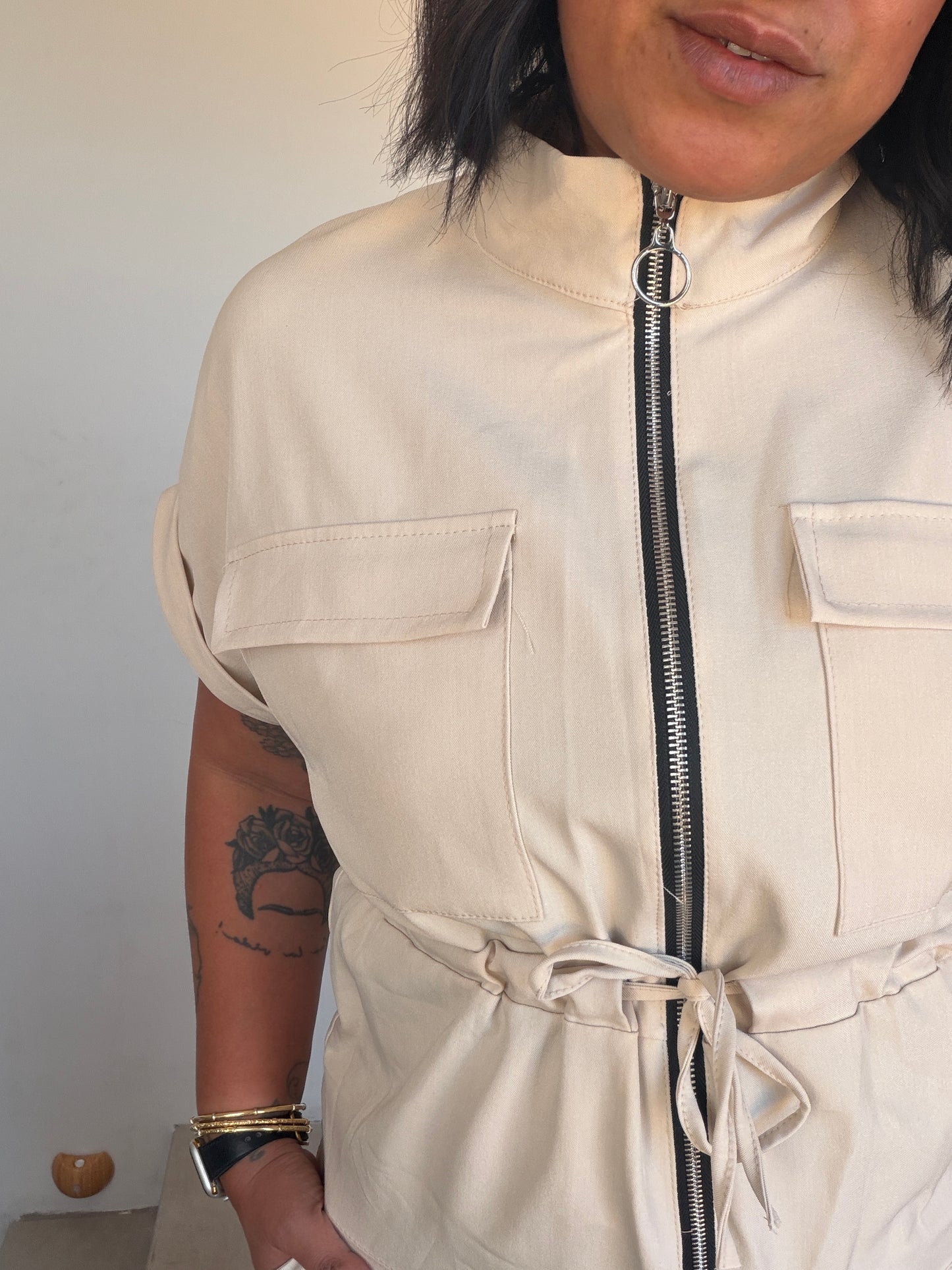 Detalle cremallera negra y bolsillos pecho Mono Safari beige — Meknes Store