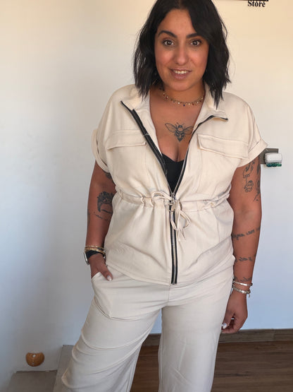 mujer con mono safari abierto