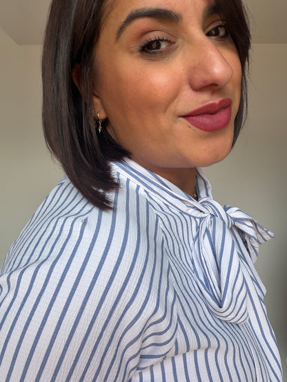 Primer plano lateral de la camisa con el detalle del lazo 