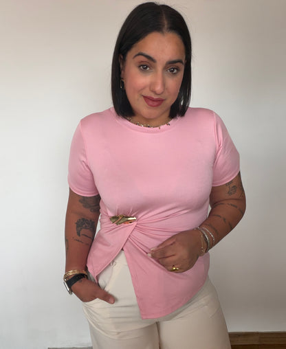 Look casual chic con camiseta rosa pastel detalle dorado y pantalón claro