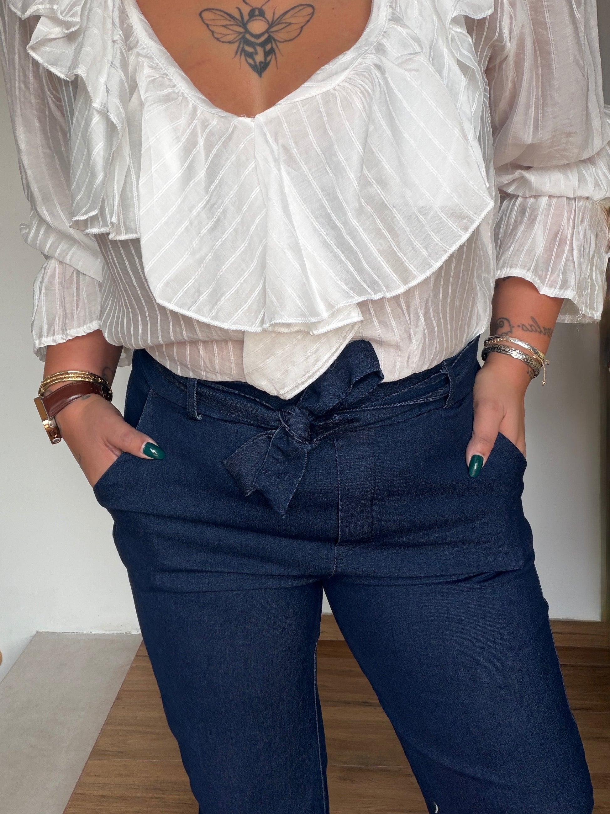 Modelo vistiendo el pantalón culotte de corte ancho y tiro alto disponible hasta la talla 44.