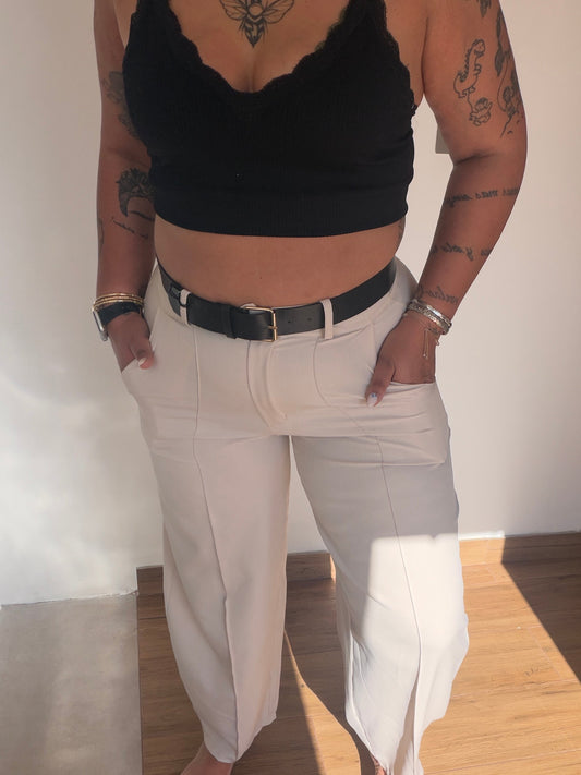 Pantalón Balloon Nómada beige de tiro alto con top crop negro y cinturón — Meknes Store