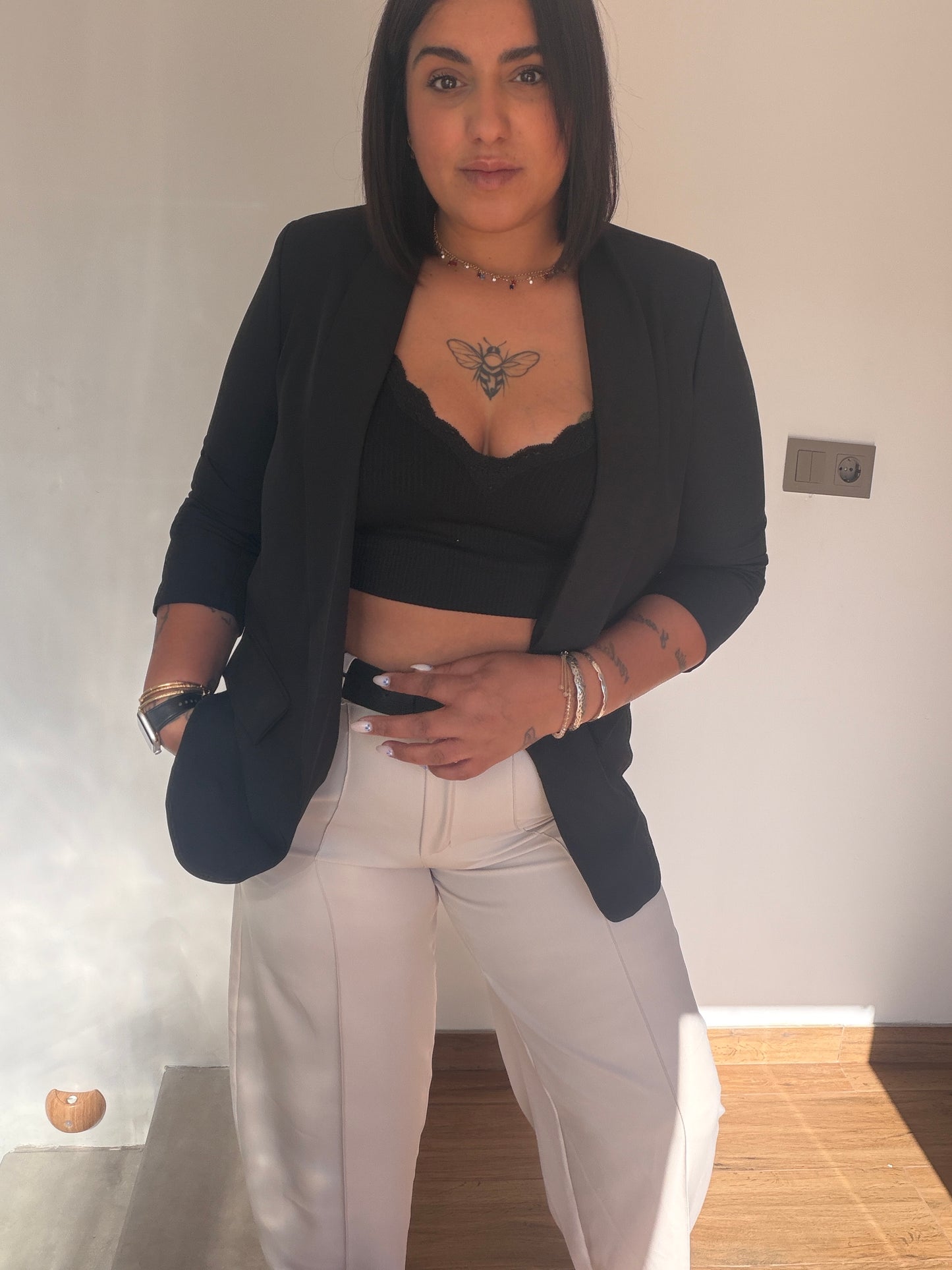 Pantalón Balloon Nómada beige con blazer negra y top crop — look completo Meknes Store