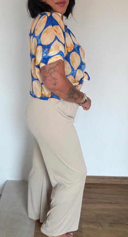 Vista lateral Pantalón Canalé Palazzo beige caída hasta el suelo — Meknes Store