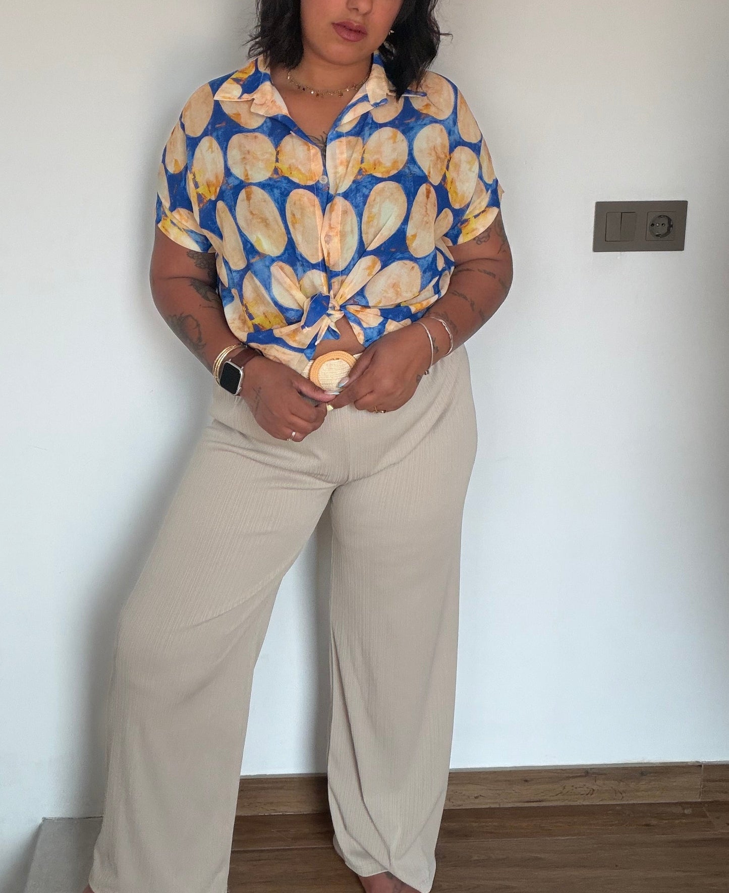 Pantalón Canalé Palazzo beige tiro alto con Blusa Lemon azul — Meknes Store