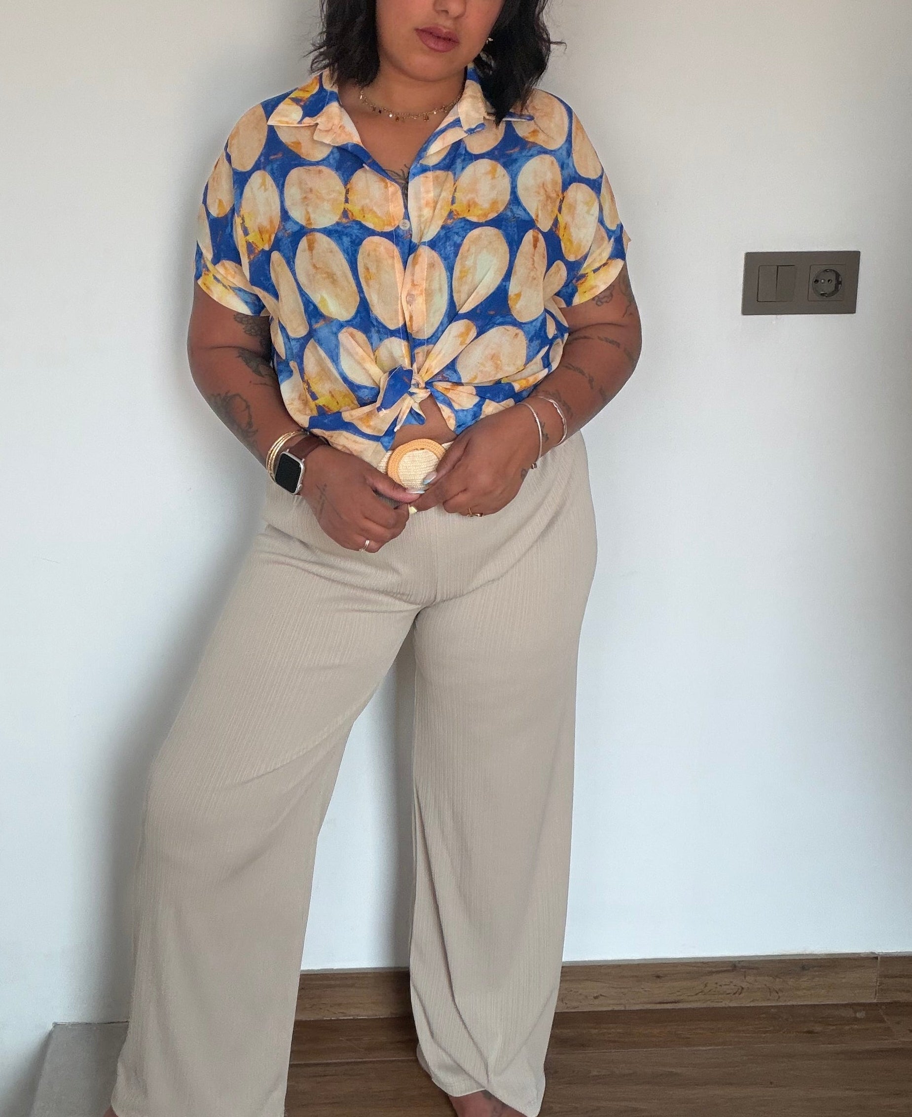 Pantalón Canalé Palazzo beige tiro alto con Blusa Lemon azul — Meknes Store