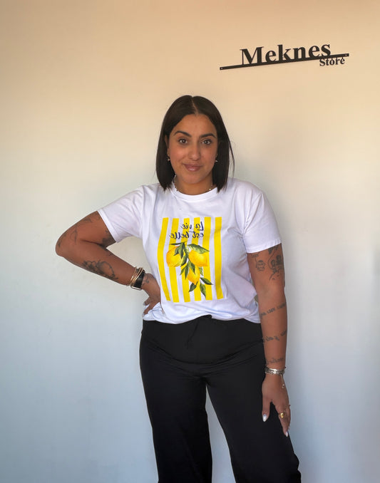 Pantalón capri negro de vestir con puño en el tobillo combinado con camiseta gráfica Meknes Store