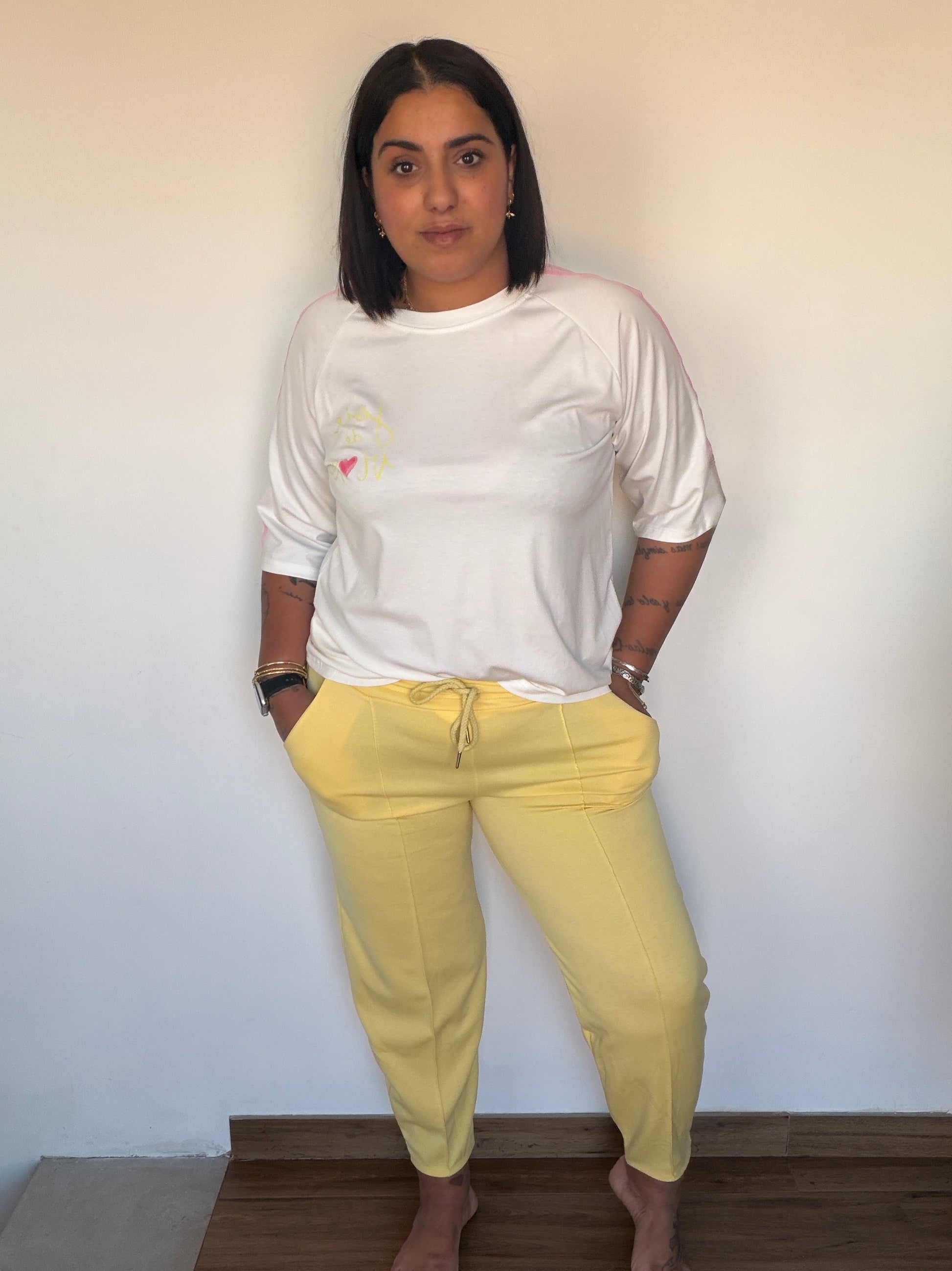 Pantalón amarillo estilo jogger de vestir con costura frontal combinado con camiseta blanca Meknes Store