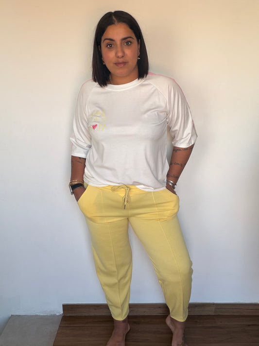 Pantalón amarillo estilo jogger de vestir con costura frontal combinado con camiseta blanca Meknes Store