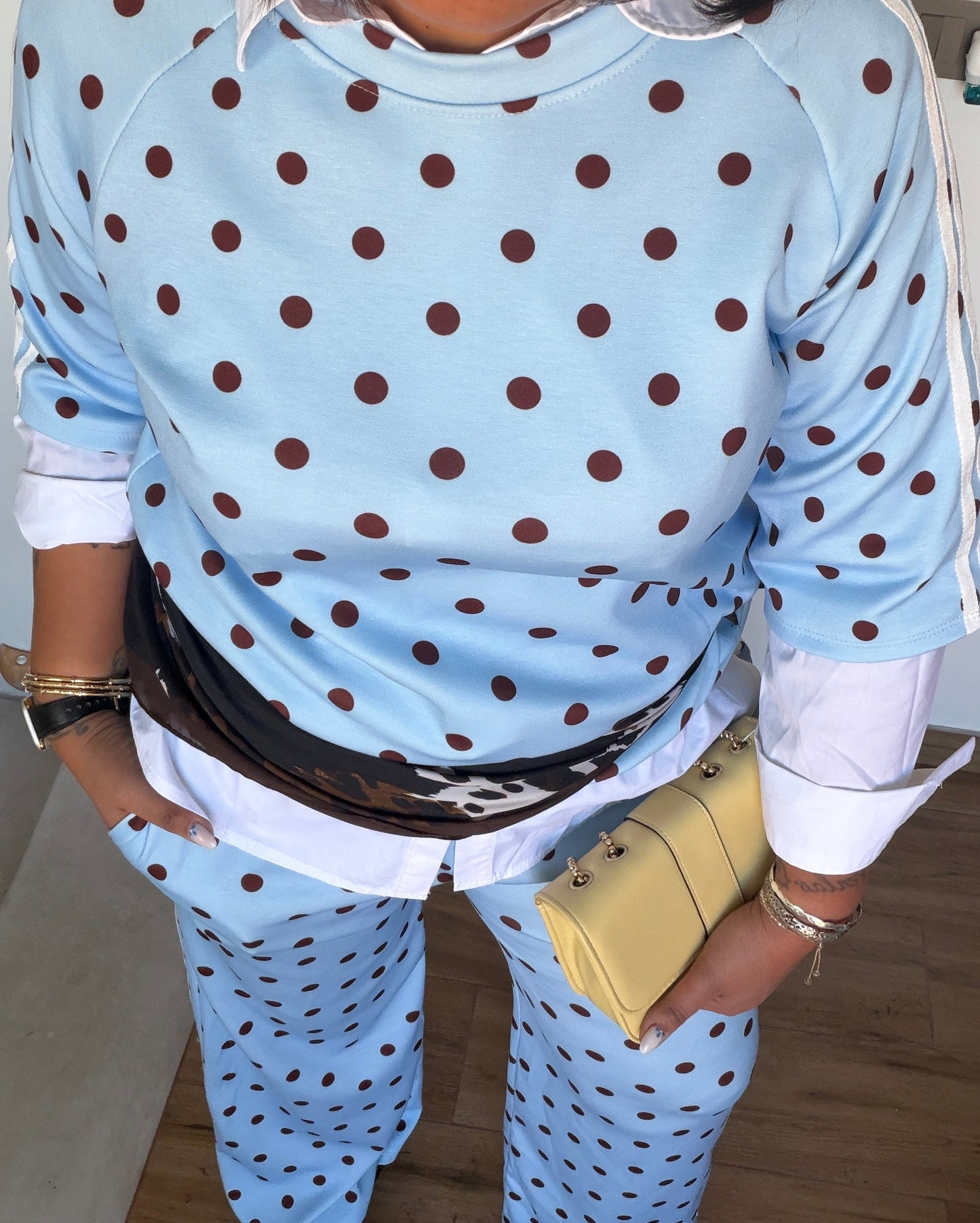 Pantalón fluido azul con lunares y bolsillos laterales estilo streetwear mujer