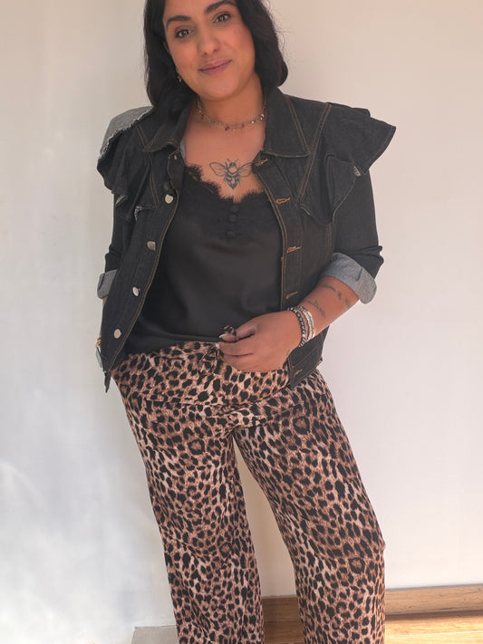 Pantalón leopardo flare fluido con camisola negra y chaqueta vaquera — Meknes Store