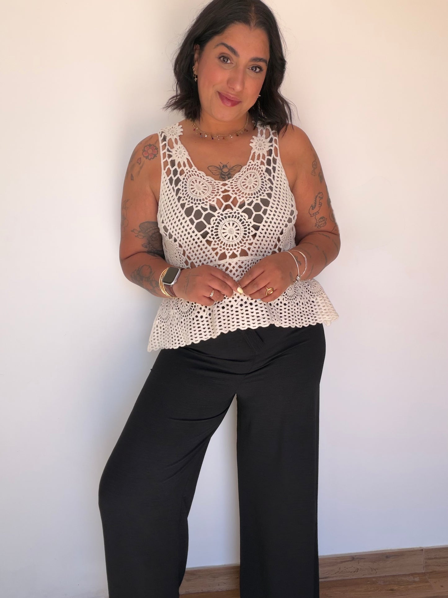 Pantalón Wide Leg Fluido negro con top crochet look completo — Meknes Store