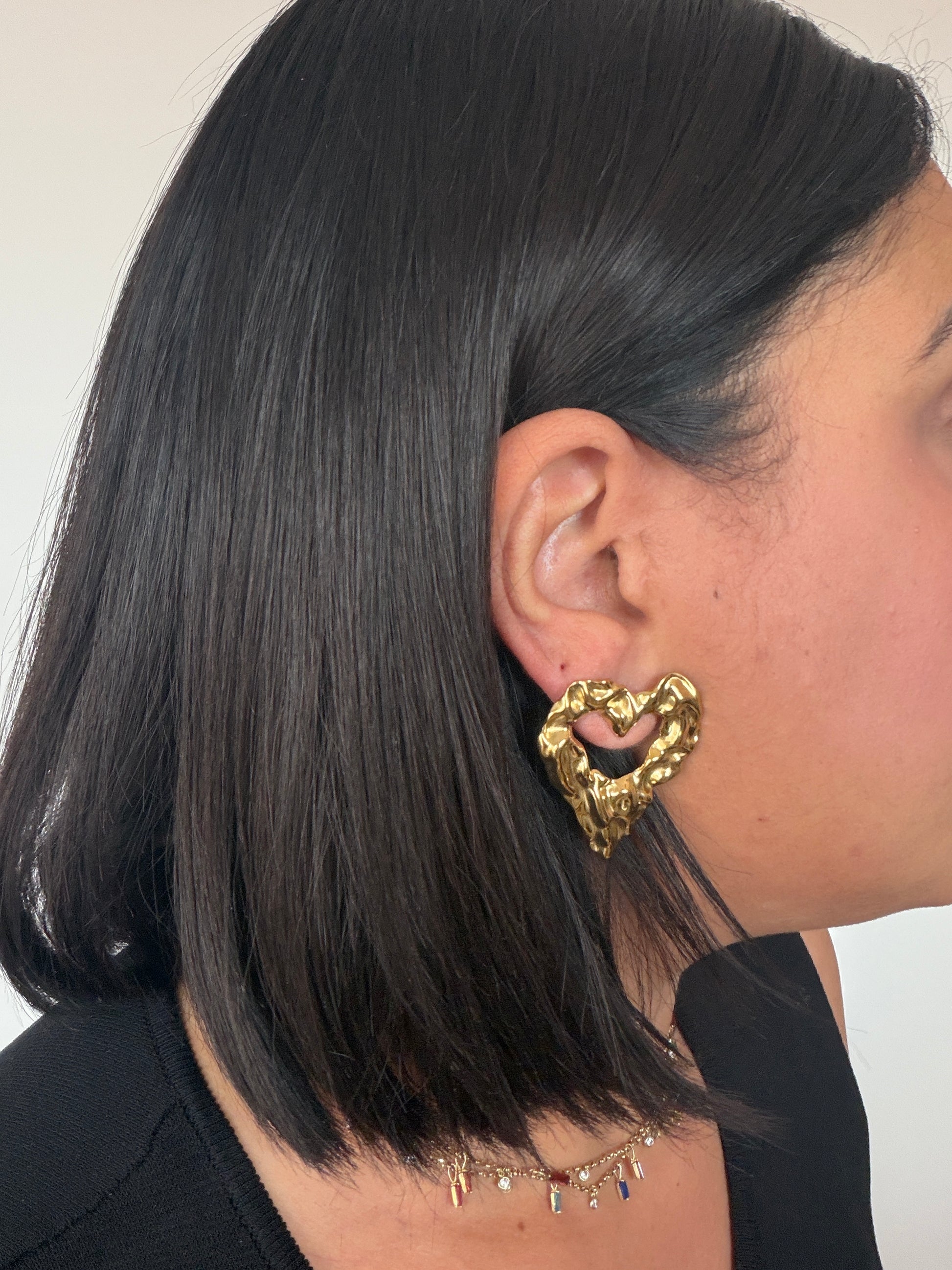 Mujer luciendo pendientes grandes dorados con forma de corazón orgánico texturizado Meknes Store